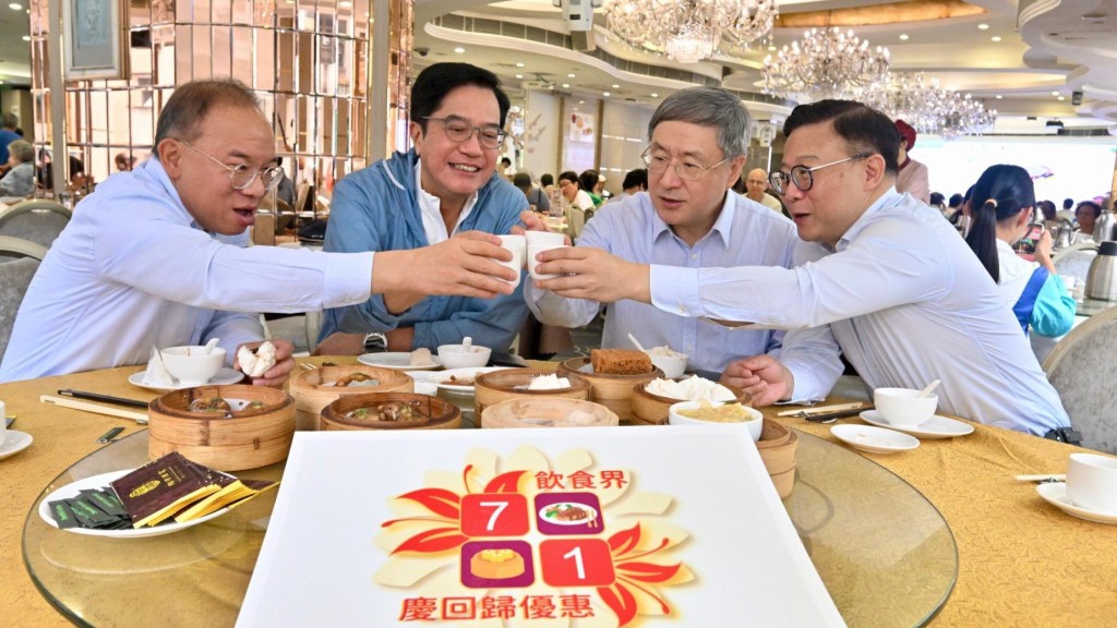 政務司副司長卓永興和財政司副司長黃偉綸、律政司副司長張國鈞和政制及事務局局長曾國衞身體力行享受「七一」節慶的優惠。卓永興FB圖片