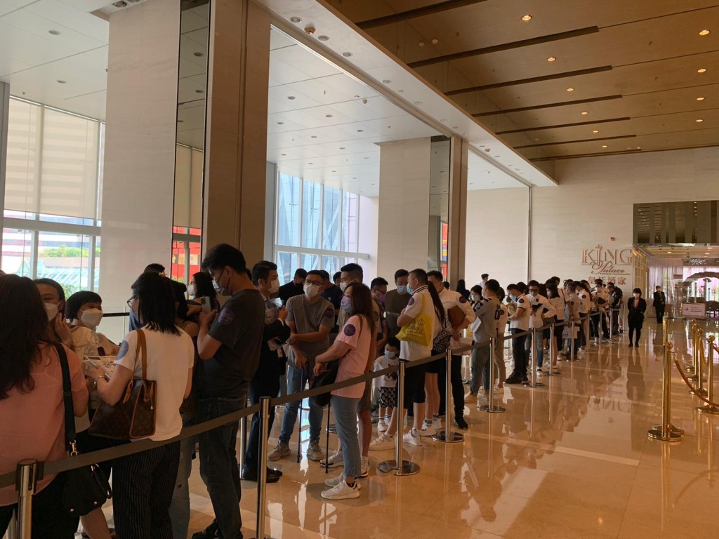 維港1號今開售400伙  現場熱鬧。