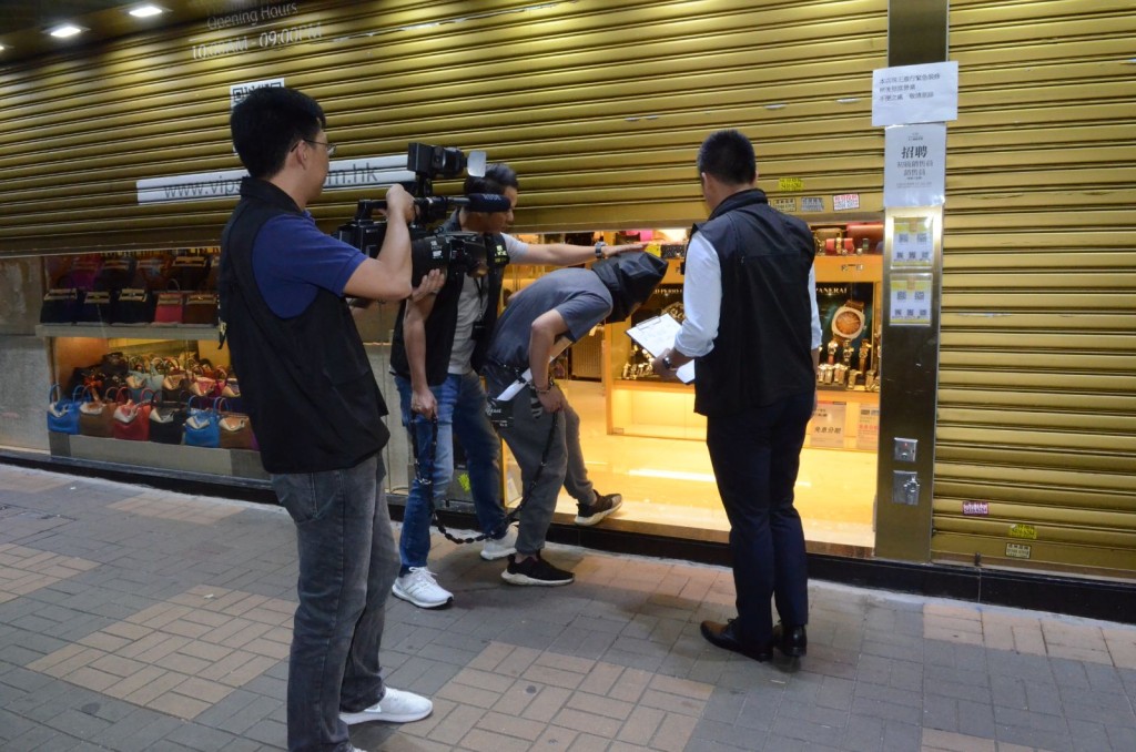 警方押解疑犯到海防道鐘錶珠寶店劫案重組案情