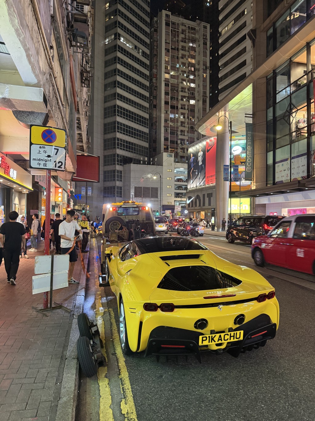 黃色法拉利，無論喺咩地方，都好似漆黑中嘅螢火蟲一樣，咁鮮明，咁出眾！