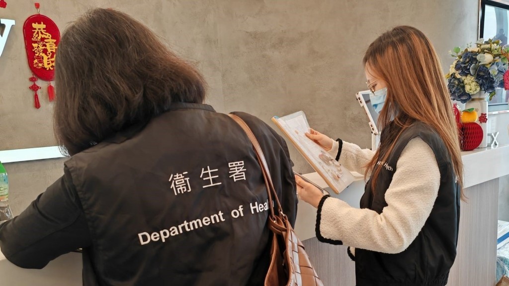 衞生署今日到全港超過30間於其網頁宣稱提供同類服務的店鋪，調查是否涉及無牌營辦日間醫療中心的非法行為，以保障市民健康。政府新聞處