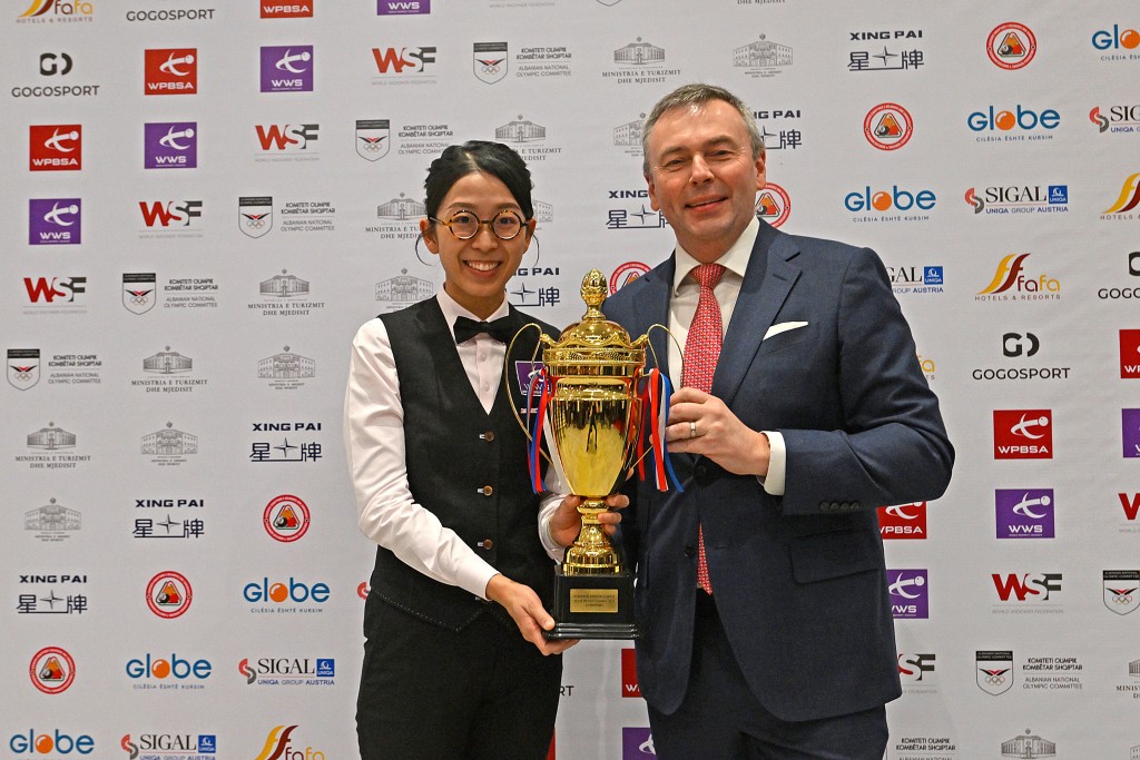 WPBSA主席Jason Ferguson颁奖予阿尔巴尼亚冠军得主吴安仪. 相片: WWS 