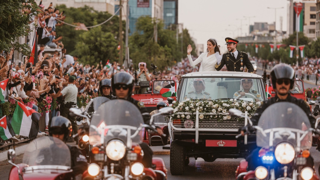 約旦皇儲大婚之喜，巡遊車隊受民眾熱烈歡迎。 路透社