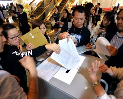 林鄭承認或更多人抽居屋。資料圖片