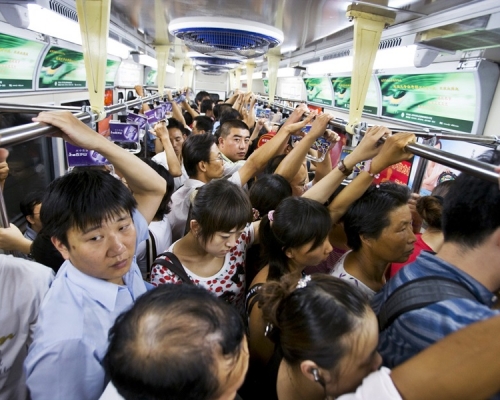 深圳地鐵單日最高客流已超600萬人，有不法分子趁擁擠非禮女子。資料圖片