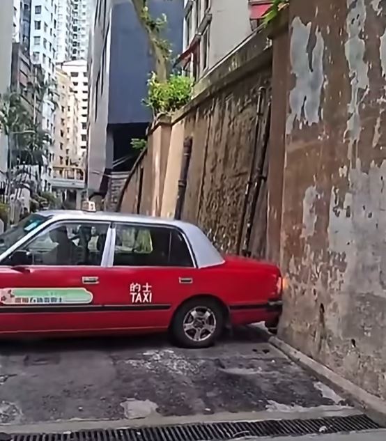 司機進退兩難，多次踩油門和不斷扭軚都未能脫困。fb「車cam L（香港群組）」影片截圖