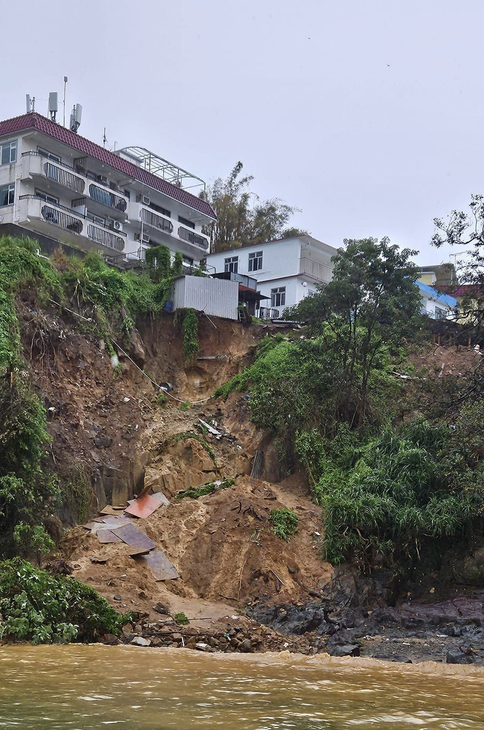 北角新村岸邊，有大幅斜坡山泥傾瀉。離島區議員劉舜婷FB