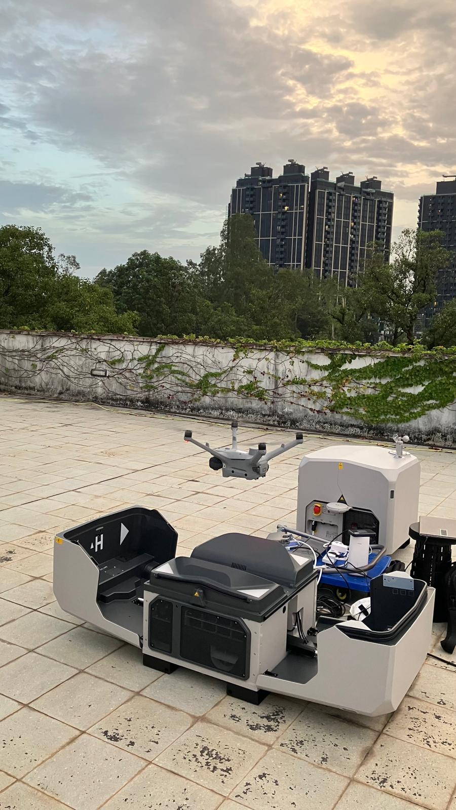 資訊系統部與新界北總區人員合作,在粉嶺高爾夫球場一帶設置「無人機自動巡邏系統」。 資訊系統部與新界北總區人員合作,在粉嶺高爾夫球場一帶設置「無人機自動巡邏系統」。