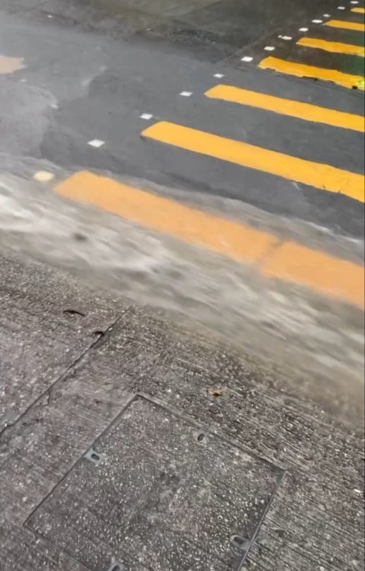 網民:防水襪都救唔到,已濕。summer__3141 @Threads截圖 網民:防水襪都救唔到,已濕。summer__3141 @Threads截圖