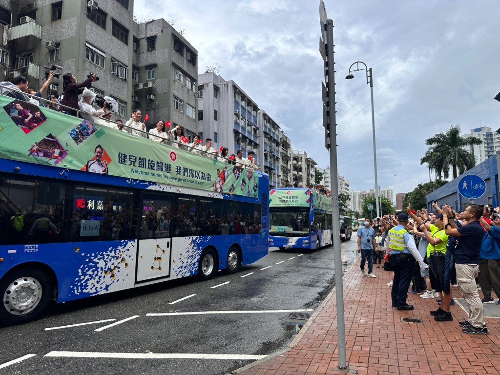 巿民一早在大围港铁站等候冀睹运动员风采。梁国峰摄