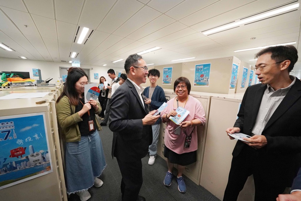 發展局副局長林智文向部門員工派發立法會選舉宣傳單張。發展局fb