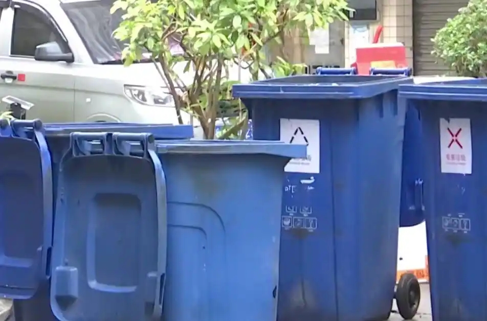 佛山妇失近十万金饰，女儿误当垃圾，恐已送焚化炉。