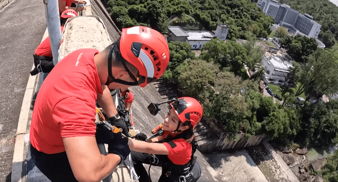 节目中介绍警察高空工作队。