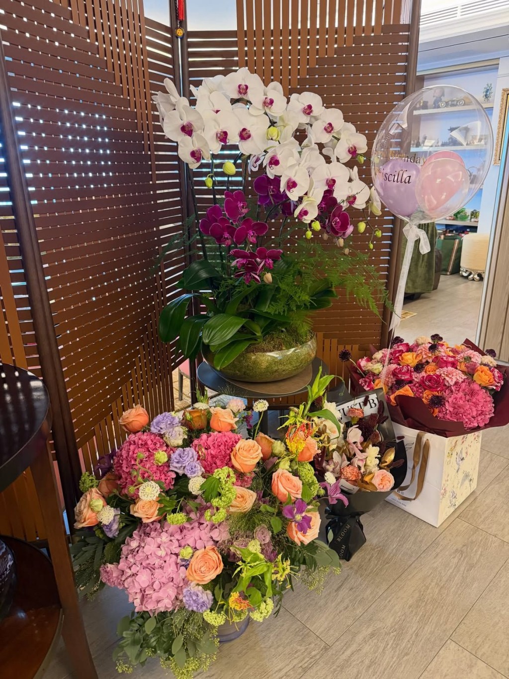 顧紀筠收花擺滿屋。 顧紀筠收花擺滿屋。