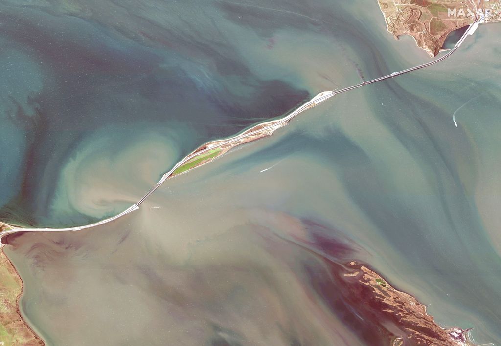 克里米亚大桥爆炸，桥梁断裂、沉入海的卫星画面。路透