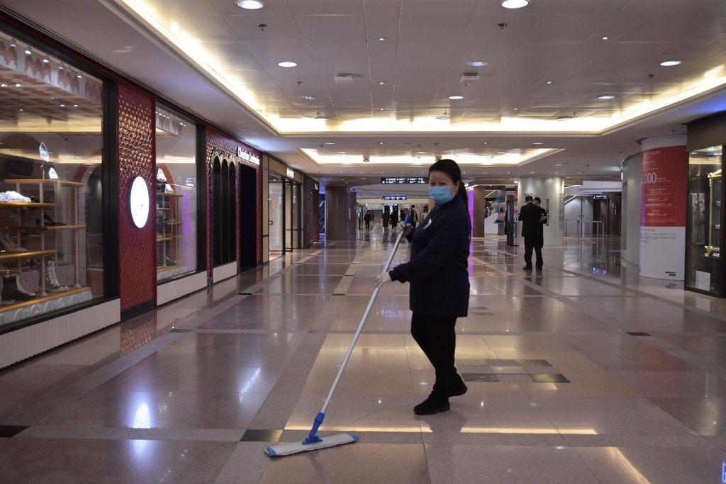 商場職員及機器人忙於消毒清潔。