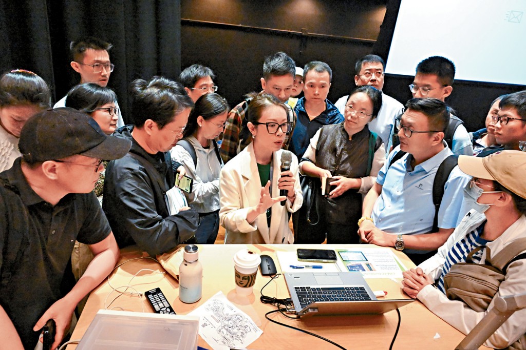 不少來自內地的家長及學生特意來港參觀港大,亦積極把握機會向港大代表發問。