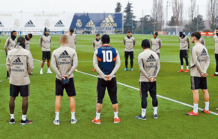 皇馬足球隊（左圖）和巴塞籃球隊在周一操練前默哀。