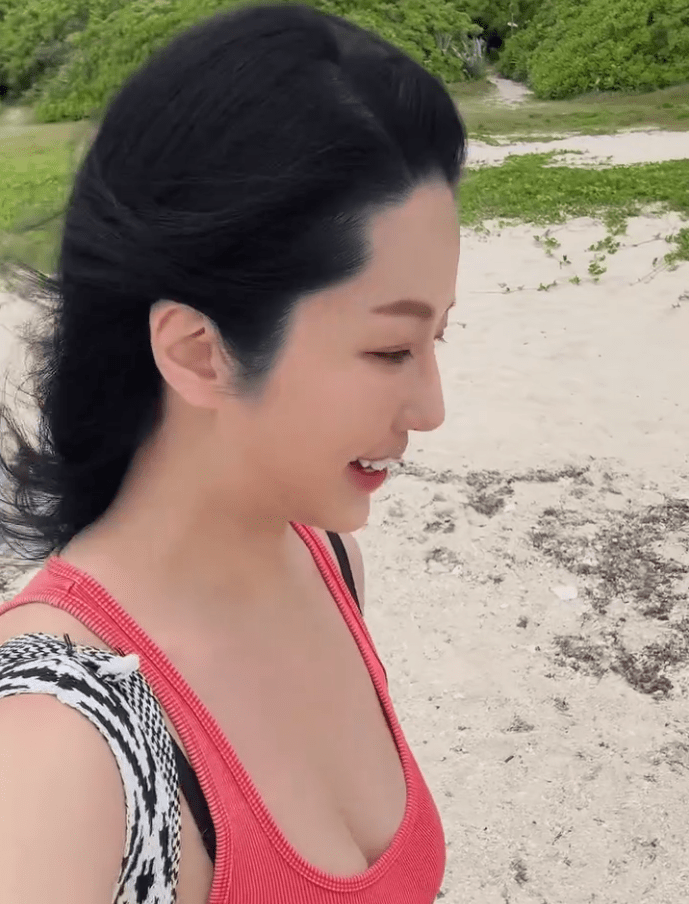 因為山路顛簸，崔碧珈上圍上下跌蕩。