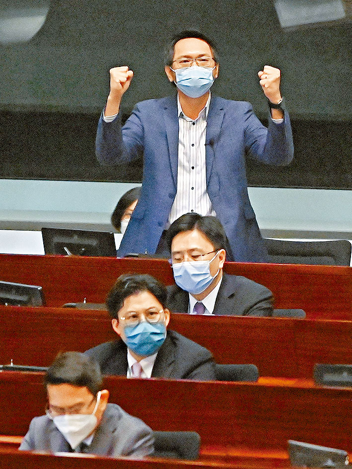陸頌雄等議員支持取消強積金對沖。