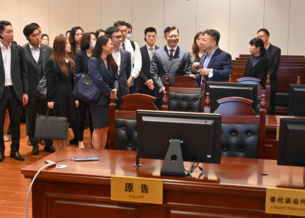 張國鈞（右三）與代表團其他成員在深圳參觀深圳前海合作區人民法院的科技法庭，並聽取該法院院長卞飛（右二）的介紹。
