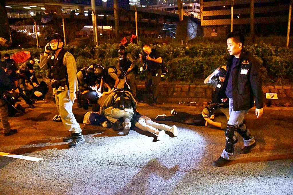 警員制服多名示威者