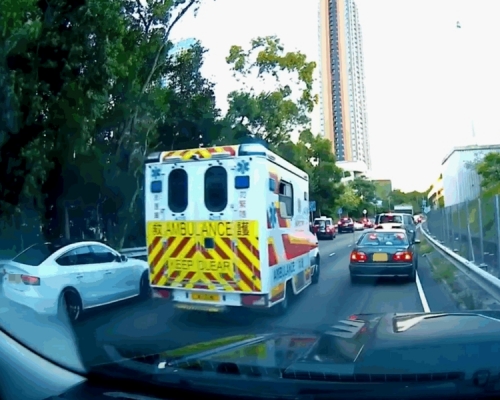 車輛非常合作地讓路給從後駛至的救護車,形成「摩西分紅海」式的奇景。影片截圖