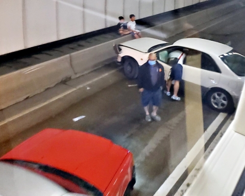大欖隧道白色私家車撞向路壆。FB專頁ATENVIRO圖片
