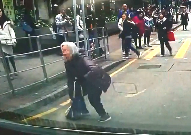老婦指罵過路男子,網上圖片