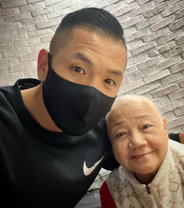 黑人指媽媽積極接受治療，希望早日到球場看比賽。