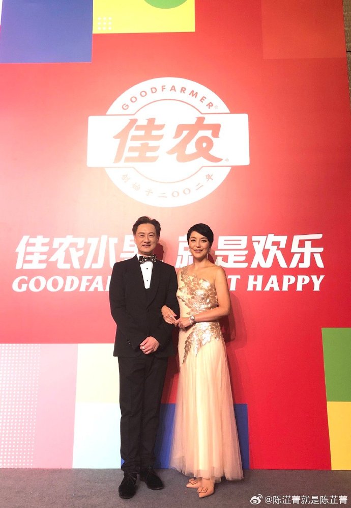 近年，李浩林不时与旧同事陈芷菁（右）在内地拍住上担任大型节目及晚宴司仪。