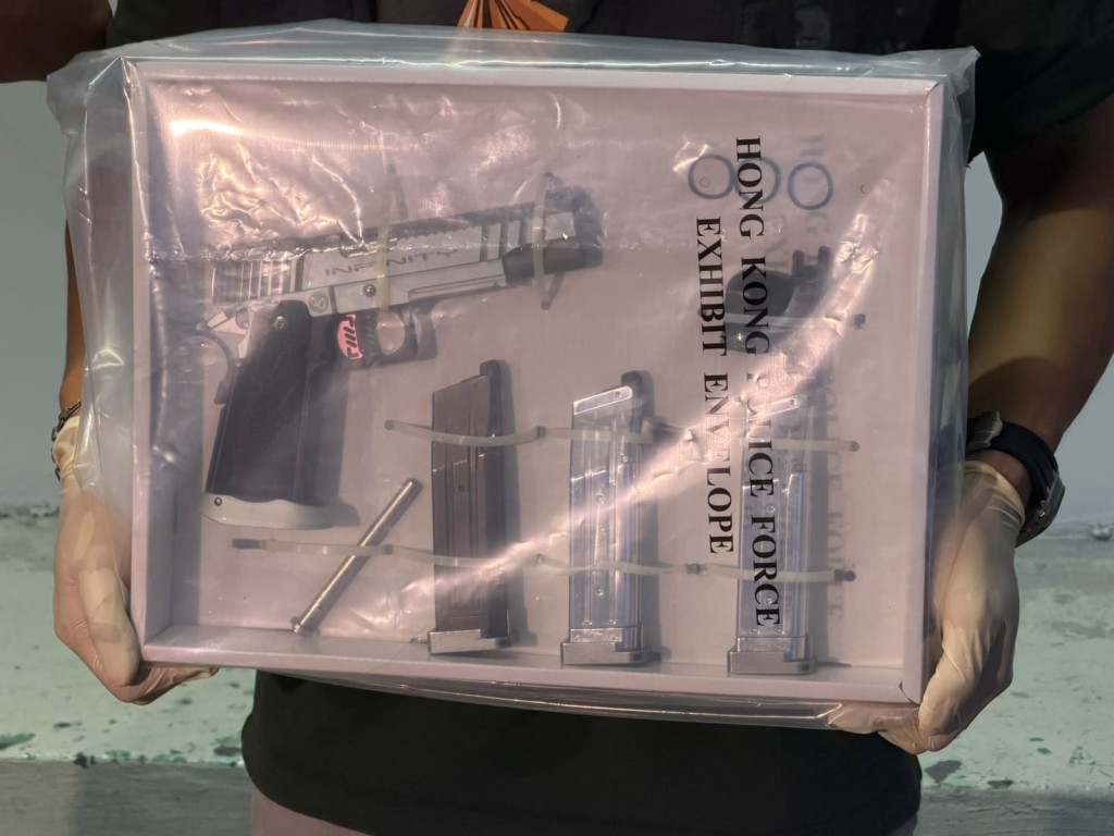 警方於單位內檢獲1支仿製手槍及3個空彈夾。曾志恒攝 警方於單位內檢獲1支仿製手槍及3個空彈夾。曾志恒攝