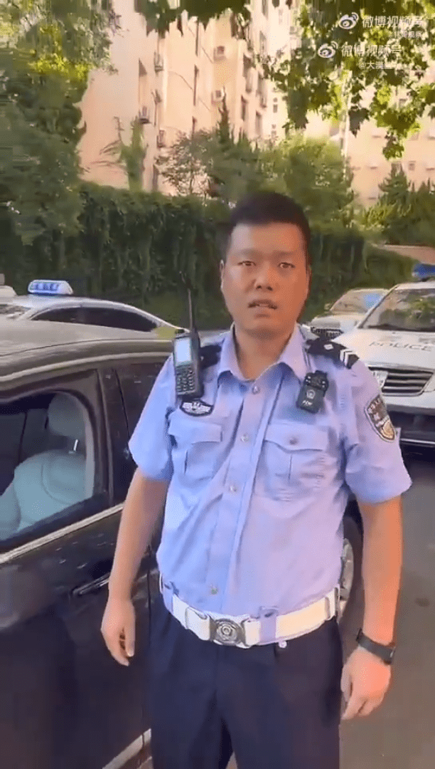 對頭車司機質問輔警為何逆行。