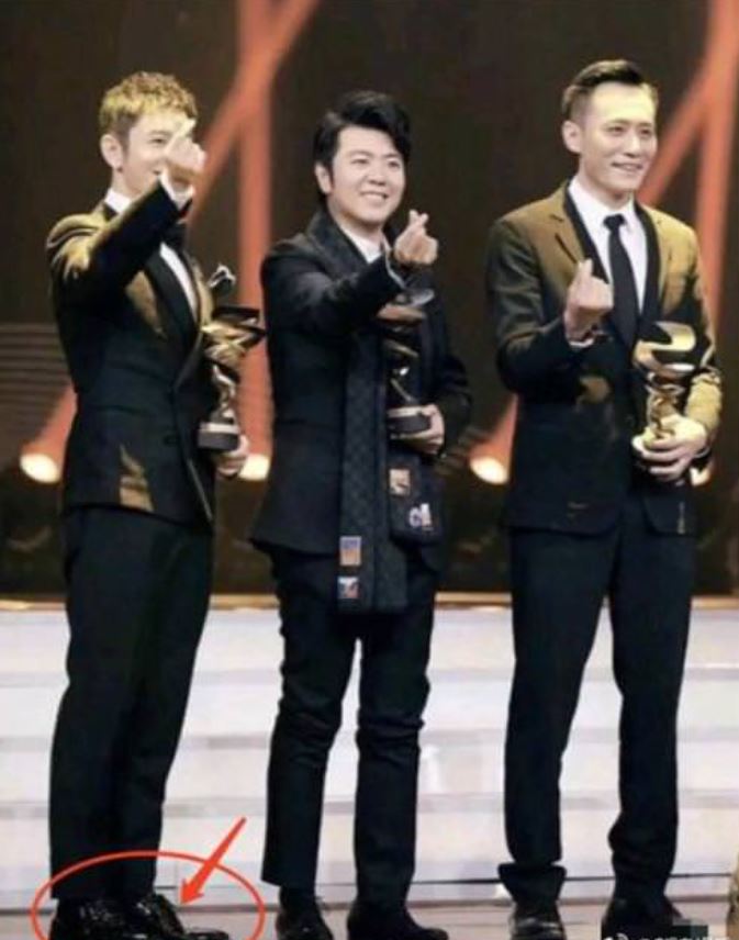 黄晓明有次出席颁奖礼，疑似因增高鞋垫过高，而令脚背拱起。
