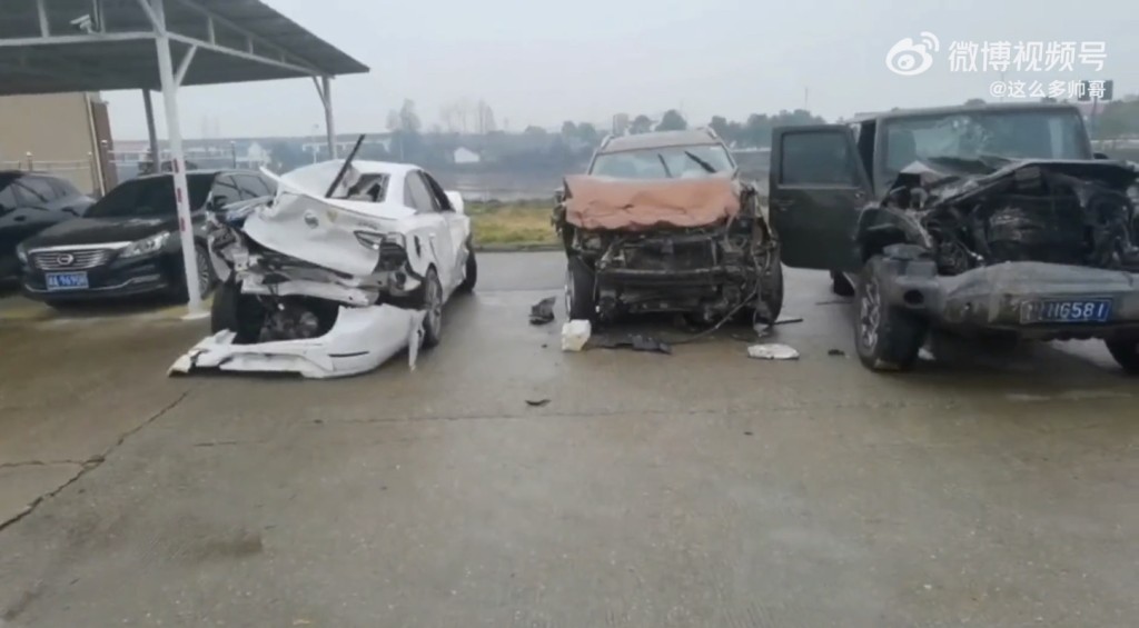 湖南公路49车追撞，涉事车辆严重损毁。 网上图片