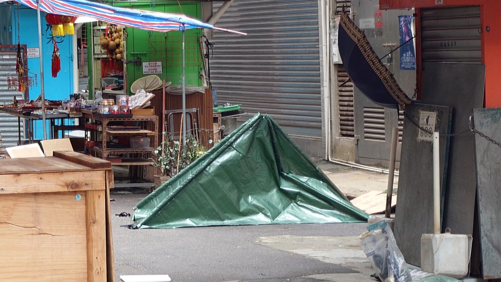 死者遺體蓋上帳篷。楊偉亨攝