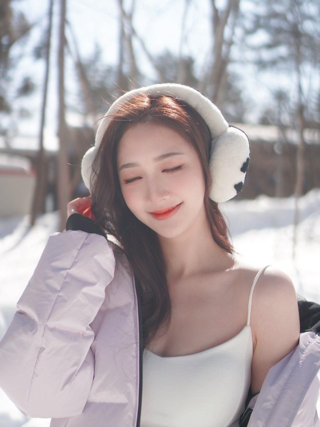 何依婷在日本滑雪慶生，還穿上吊帶背心，大派福利。