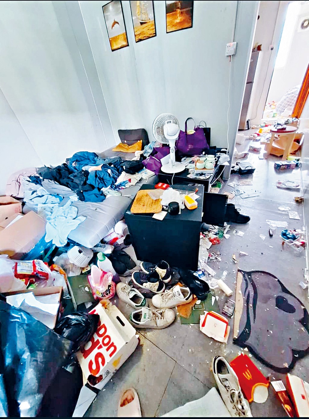 有業主近日在社交平台上載相片,可見住宅猶如垃圾場,業主稱是「租霸」搬離前刻意破壞單位。