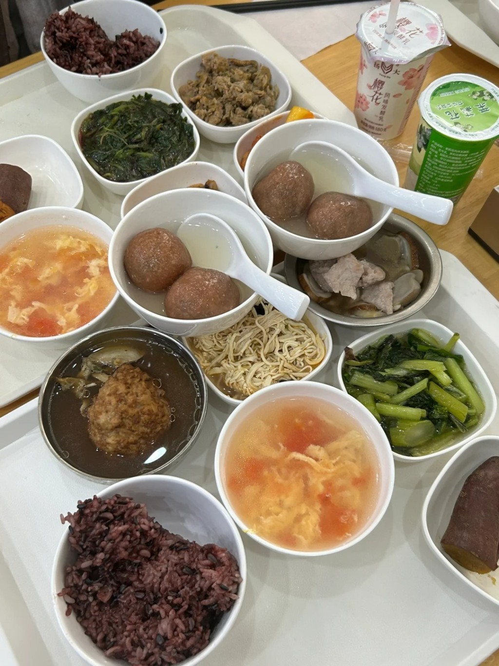 國慶中秋長假，各地政府機關食堂向民眾開放。小紅書