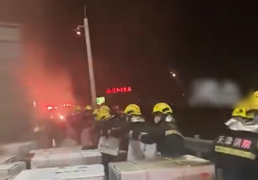 52名消防员合力救火又救药。网图