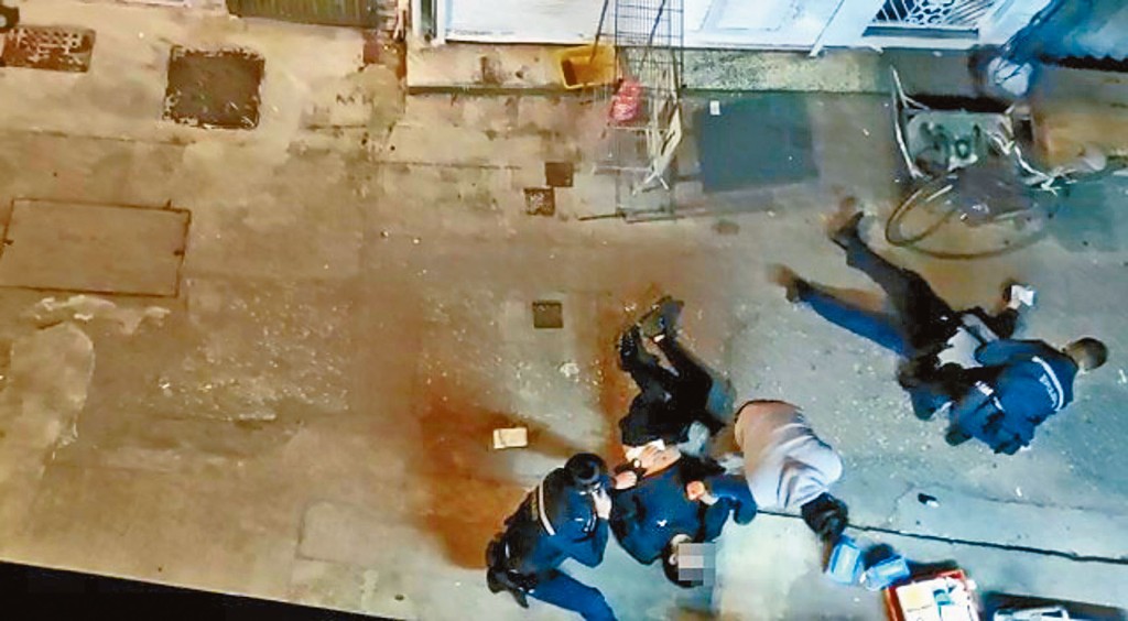 遇襲警員(右上)開槍後暈倒。 