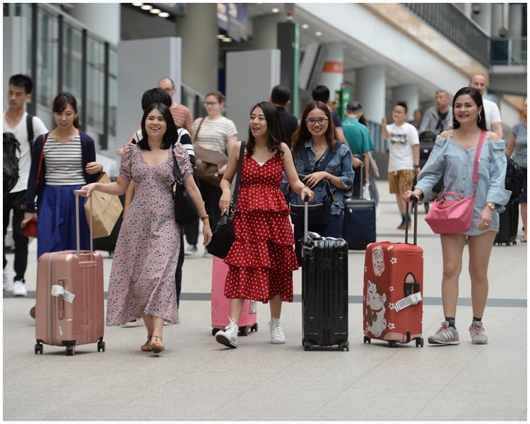 內地旅客拉著行李陸續抵港。