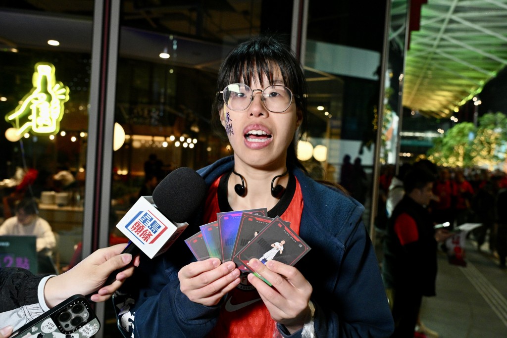 提早了近3小時到場派發應援物的球迷趙小姐。