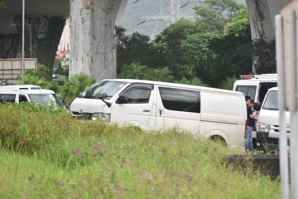 報失的客貨車鏟上草地後,車上可疑男子逃走。楊偉亨攝