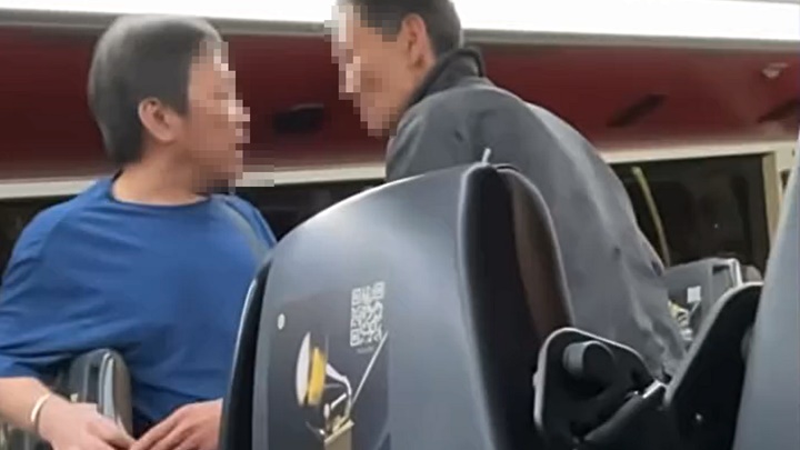 兩名男子在巴士上口角。fb：車cam L（香港群組）