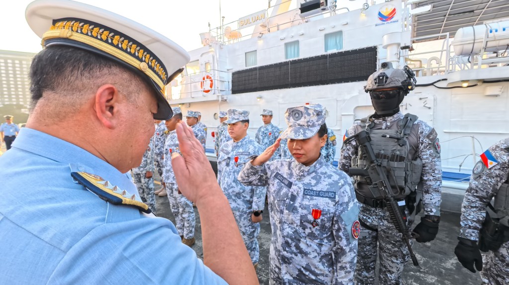 菲律賓海岸防衛隊指揮官在馬尼拉港口區15號碼頭領導了海警艦艇蘇魯安號頒獎典禮。 X平台 菲律賓海岸防衛隊指揮官在馬尼拉港口區15號碼頭領導了海警艦艇蘇魯安號頒獎典禮。 X平台