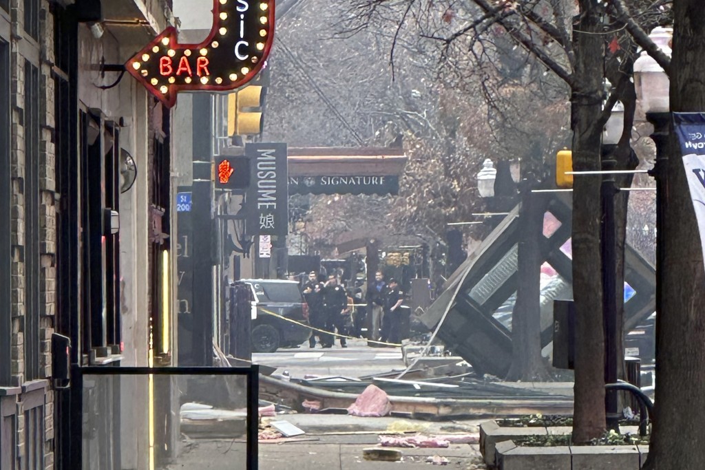 大量碎片散落市中心街道，造成至少21人受伤。美联社