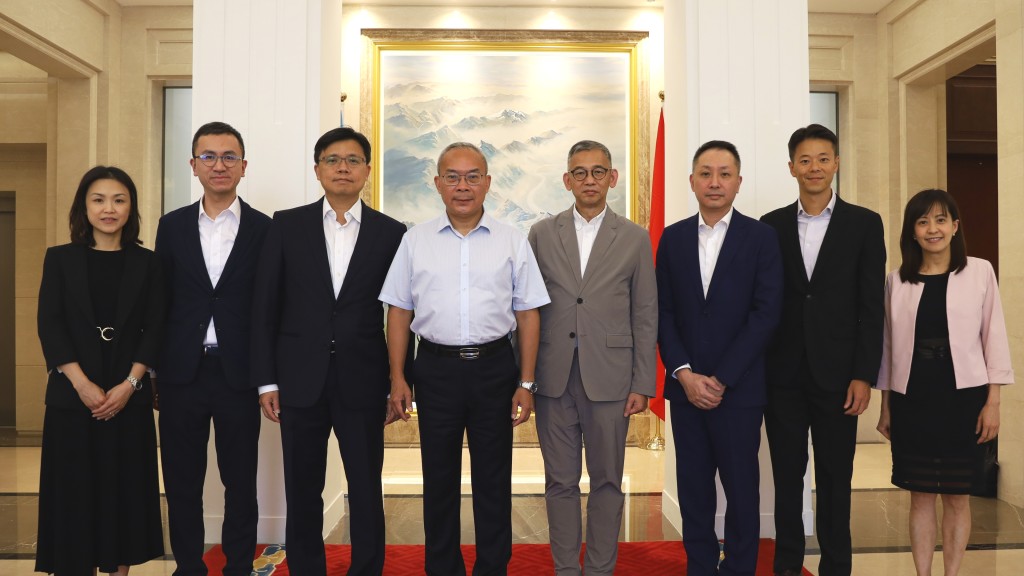 胡英明(右四)拜訪中國常駐聯合國維也納辦事處和其他國際組織代表李松大使(左四)。廉署圖片