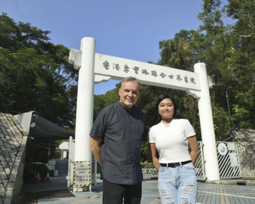 香港李寶椿聯合世界書院校長艾德華表示，該校着重多樣性，所以會招收不同國籍和背景的學生，營造多元學習環境，旁為二年級學生溫艾嘉。