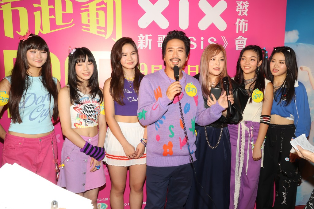 郭偉亮Eric Kwok（左四）和太太葉佩雯（右三）以經理人和形象顧問身份到apm出席XiX新歌《SiS》發布會。